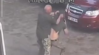 Ukrajinský veliteľ bije svojho podriadeného!