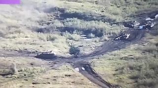 Tri opustené T-90M a jedno MT-LB