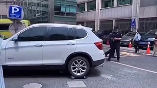 Čínska polícia preparkováva autá