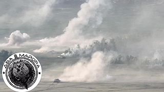 Ruský tank z malej vzdialenosti ničí útočiace ukrajinské BVP