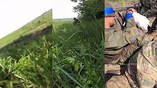 Skupina zajatcov sa presúva z fronty