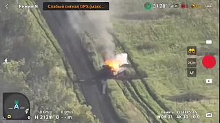 Ruský samovražedný dron Lancet vs. opustený ukrajinský tank