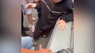 Donútili ho pobozkať im nohy a nakoniec ho ešte zbili (Belgicko)