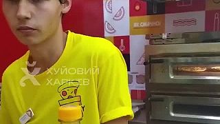 Zakomplexovaný ukrajinec obťažuje pracovníka pizzérie v Charkove!