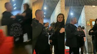 Ivan po návrate z bojiska poskytuje slečnám bratskú pomoc