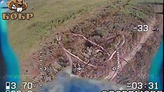Brutálny zásah kamikadze dronu do utekajúceho ukrajinca...