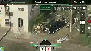 Vyzerá že pohrebné auto je na mieste práve včas