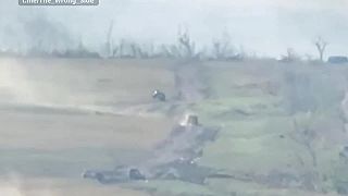 Idúce ukrajinské obrnené vozidlo Kozak bolo zničené protitankovou strelou