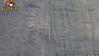 Ukrajinský vojak bežal o život, do chrbta ho trafil ruský dron