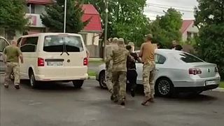 Ukro mobilizácia - "dobrovolník" hrdo a s pomocou odchádza na front