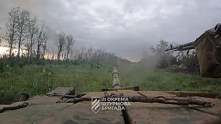 Tanky 3. samostatnej útočnej brigády nakladajú okupantom pri Bachmute