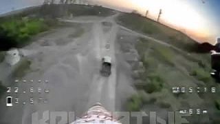 Ukrajinskí vojaci vezúci sa na korbe auta vs. ruský FPV dron