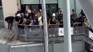 Poskakujúci fanúšik sa prepadol do útrob štadióna