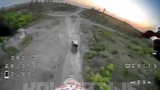 Ukro-nácka na korbe auta navštívila včielka mája