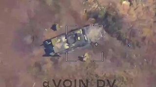 Ukro MRAP Kirpi aj s posádkou vyhodený do vzduchu mínami a delostrelectvom