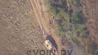Idúce britské obrnené MRAP vozidlo Mastiff vs. ruský delostrelecký granát