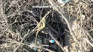 Okupant zaútočil na dron vlastnou prilbou