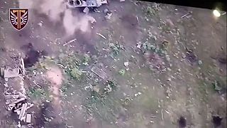 Okupanti sa schovavali bezpečne za transportérom