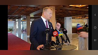 Chuck sleduje predvolebnu kampaň
