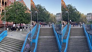Mladá parkouristka trénuje skok