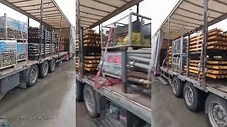 Ukrajinci prepravujú muníciu v civilných nákladiakoch