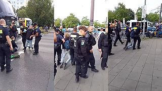 S aktivistom sa nemeckí policajti nebabrali, páčenie zápästia ho rozospievalo