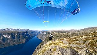 Upozornenie toto video môže spôsobiť vážnu závislosť na paraglidingu!