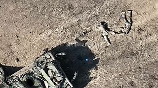 Zničené ukrajinské IFV s mŕtvou posádkou okolo. +Zábery nemilosrdného dronu!18+