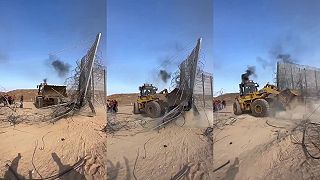 Palestínčania búrajú múr na hranici s Izraelom
