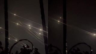 Tel Aviv je pod silnou raketovou paľbou. Do centra mesta prilietajú lietadlá.
