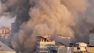 Zábery zblízka na budovu v pásme Gazy, ktorá bola zničená izraelskými raketami