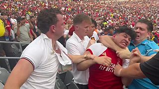 Bitka v hľadisku medzi fanúšikmi anglického Manchester United a Arsenal FC