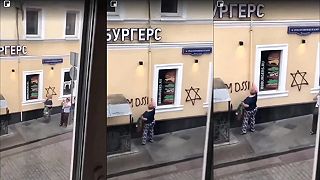 žena z Moskvy označuje budovu