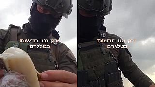 Izraelský vojak si dôkladne pripravuje svoje strelivo na teroristov z Hamasu