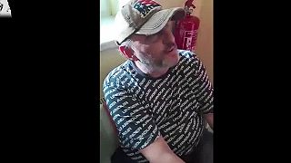 Zítko vytiahnutý z auta (celé video)