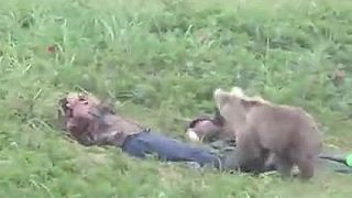 Tak sa zľakol, že sa aj medveď zľakol