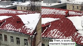 Zošmykol sa počas zhadzovania snehu zo strechy
