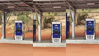 Austrálčan sa rozčuľuje z naftového generátora, ktorý nabíja elektromobily