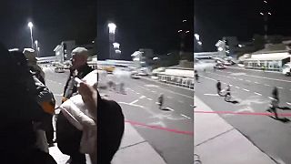 Dav vtrhne na letisko a snaží sa zlynčovať cestujúcich ktorí prileteli z Izraela