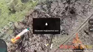 Ruský operátor dronu pomocou granátov zabíja bezmocných ukrajinských vojakov