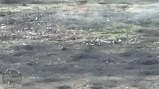 Bezvládne telo ukrajinského vojaka odletelo po náraze ruského FPV dronu