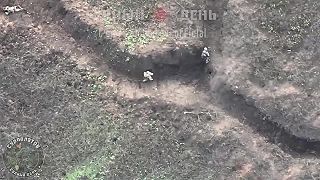 Ukrajinského vojaka zasiahol ruský FPV dron priamo do zadku