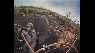 Ruskí piloti FPV dronov zasahujú nemohúcich ukrajinských vojakov
