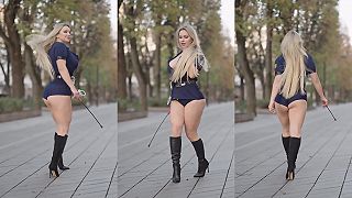 Sexy modelka na prechádzke