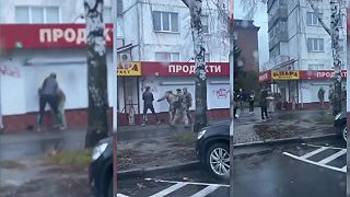 Mladík zbil zamestnanca vojenského úradu (UKRAJINA+VIDEO JE LOKALIZOVANÉ)