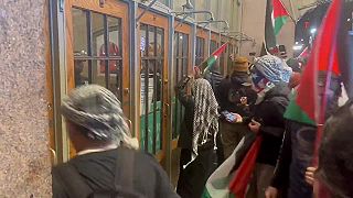 Protesty pred NYC Grand Central Station