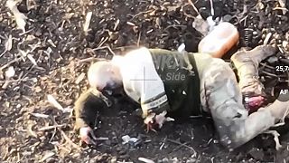 Ruský operátor dronu amputoval končatiny ukrajinskému vojakovi (BRUTÁLNE ZÁBERY)
