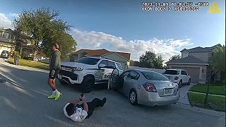Kvôli šialencovi na aute asi budú musieť policajtovi amputovať nohu (Florida)