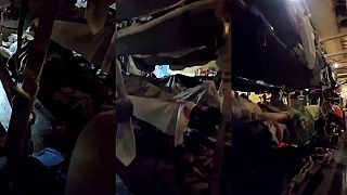 Rusi cestujú domov v lietadle Il-76 z "dovolenky" na Ukrajine.