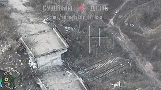 Ruský FPV dron zasiahol ukrajinského vojaka (CITLIVÉ ZÁBERY)